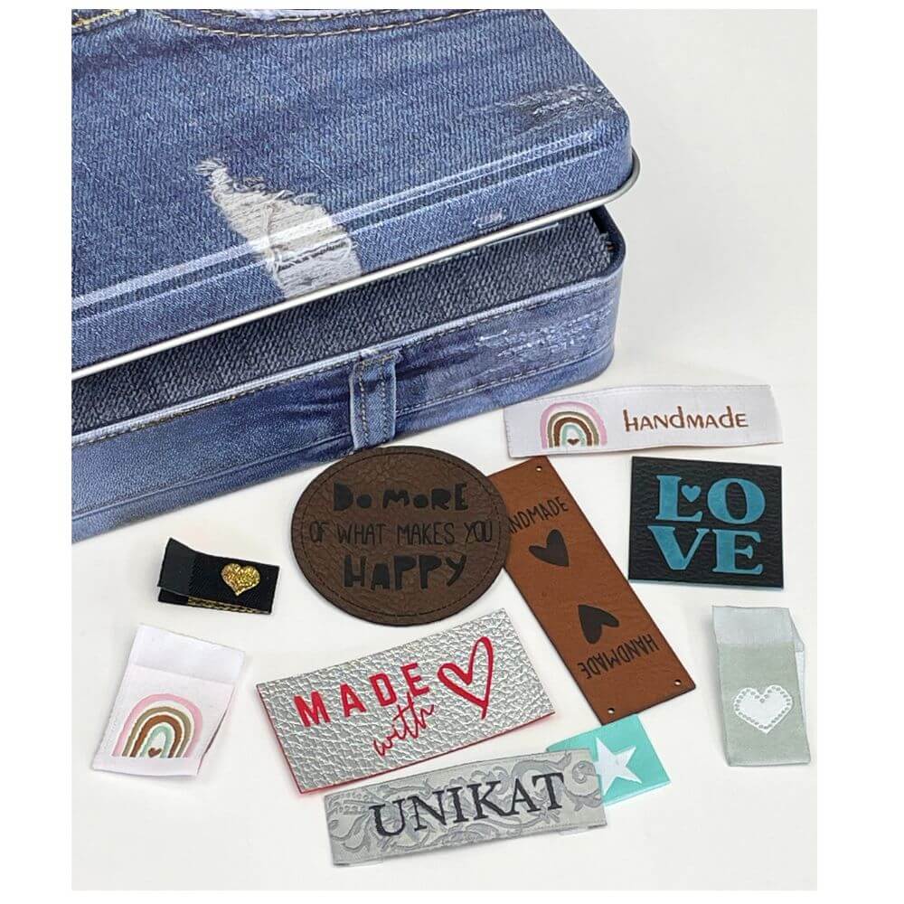 Denim-Box mit Jeans-Nähnadeln und Kunstleder- und Textil-Labels